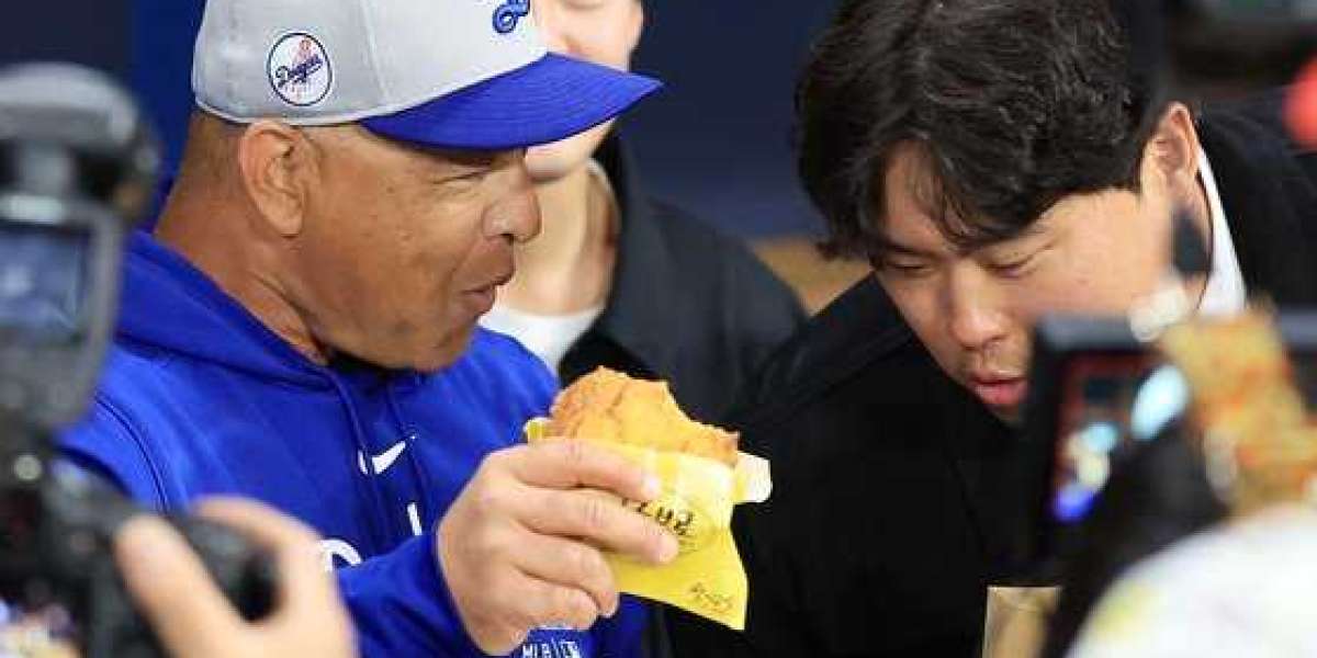 Director Roberts gave a thumbs up after eating the bread gifted by Ryu Hyun-jin, “It was very delicious.”